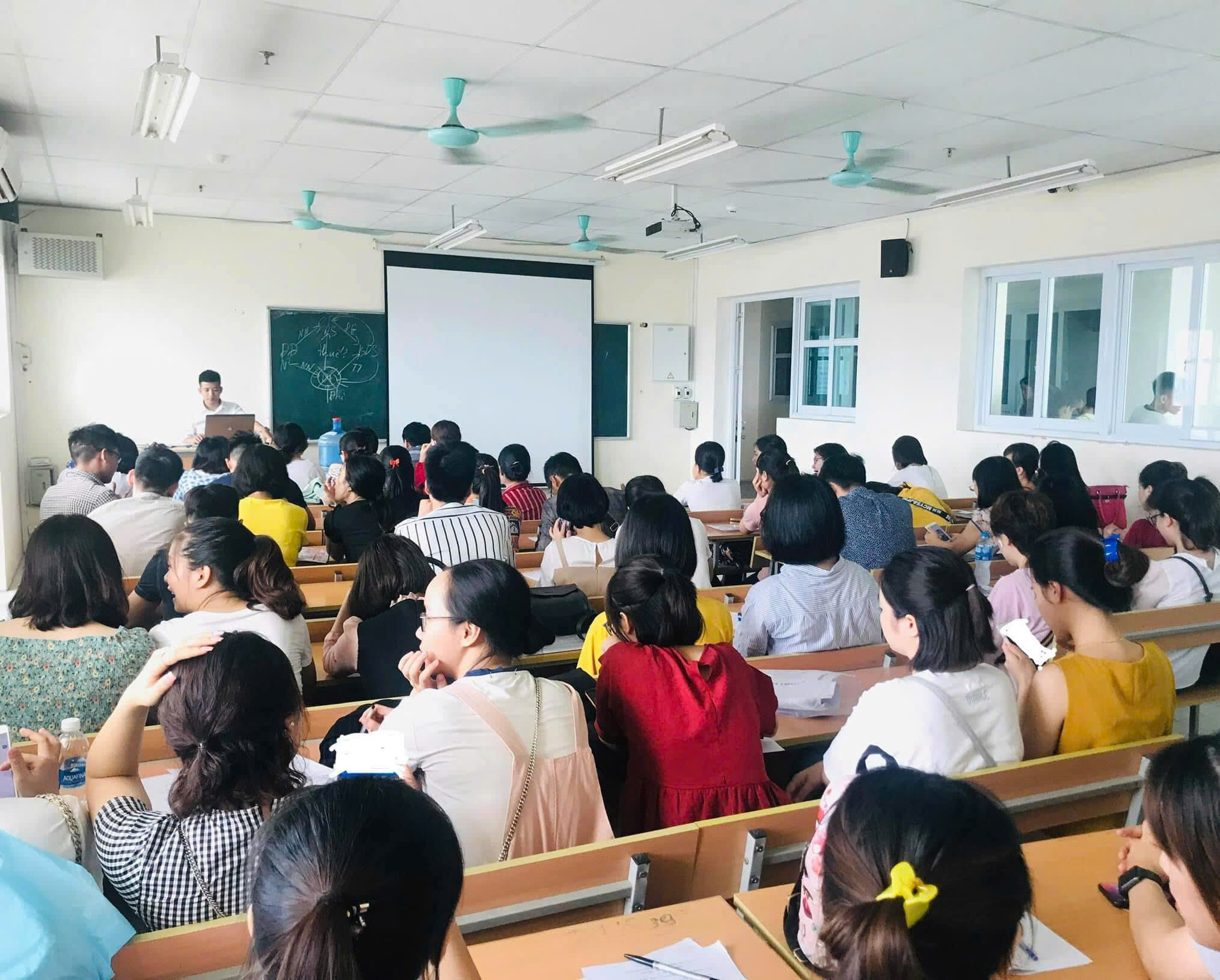 Anh Cù Chí Hùng – Đồng Hành Cùng Học Viên Trong Lớp Học APTIS